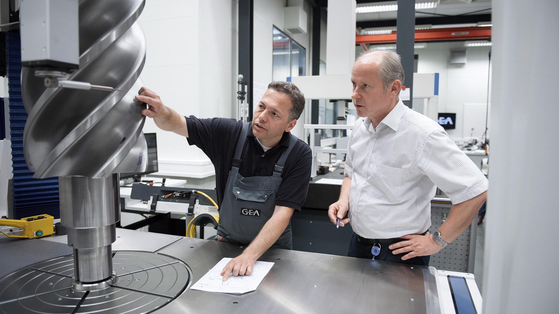 Tại phòng thí nghiệm đo lường của GEA Refrigeration Germany, Carsten Göbel và Harald Wilke đang trao đổi về quá trình đo một roto bằng thiết bị ZEISS MMZ