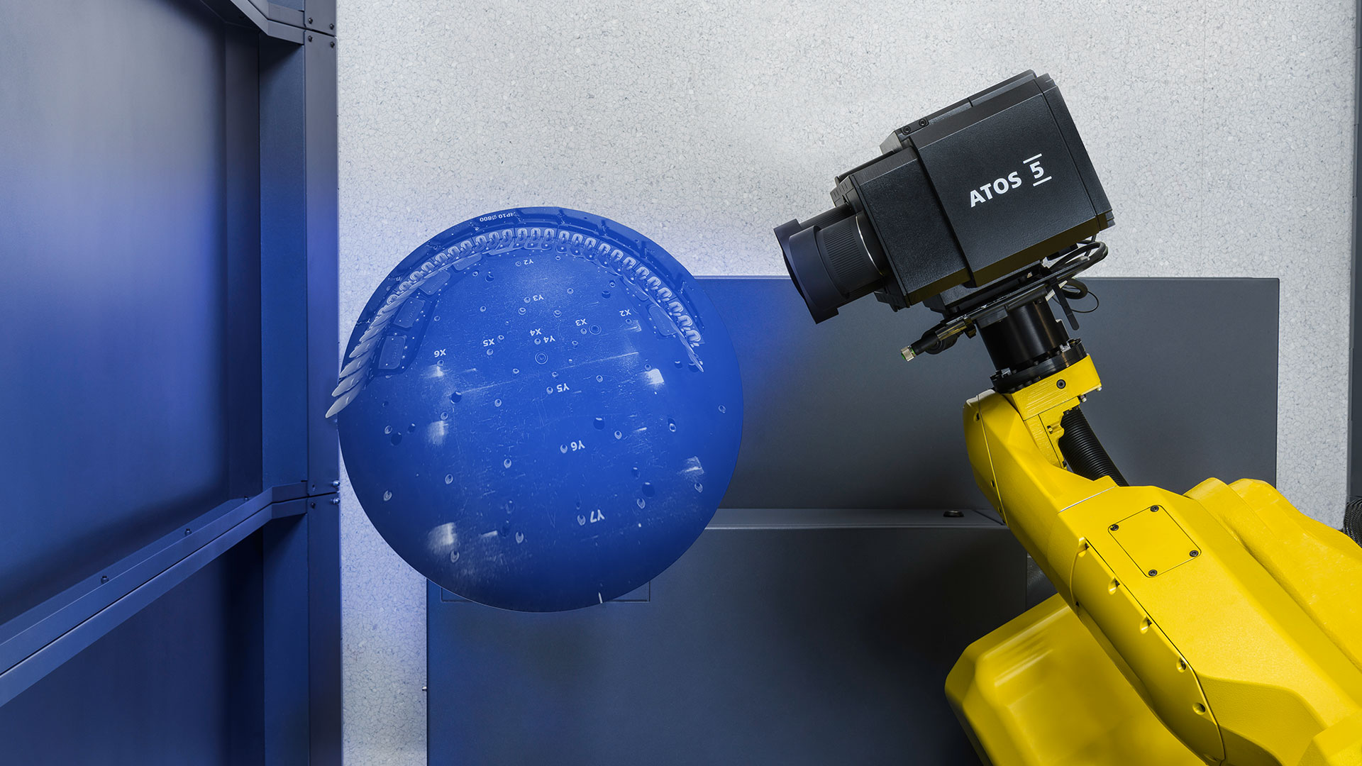 ATOS 5 đang tự động quét 3D các bộ phận implant đầu gối trên thiết bị cố định bên trong ScanBox.