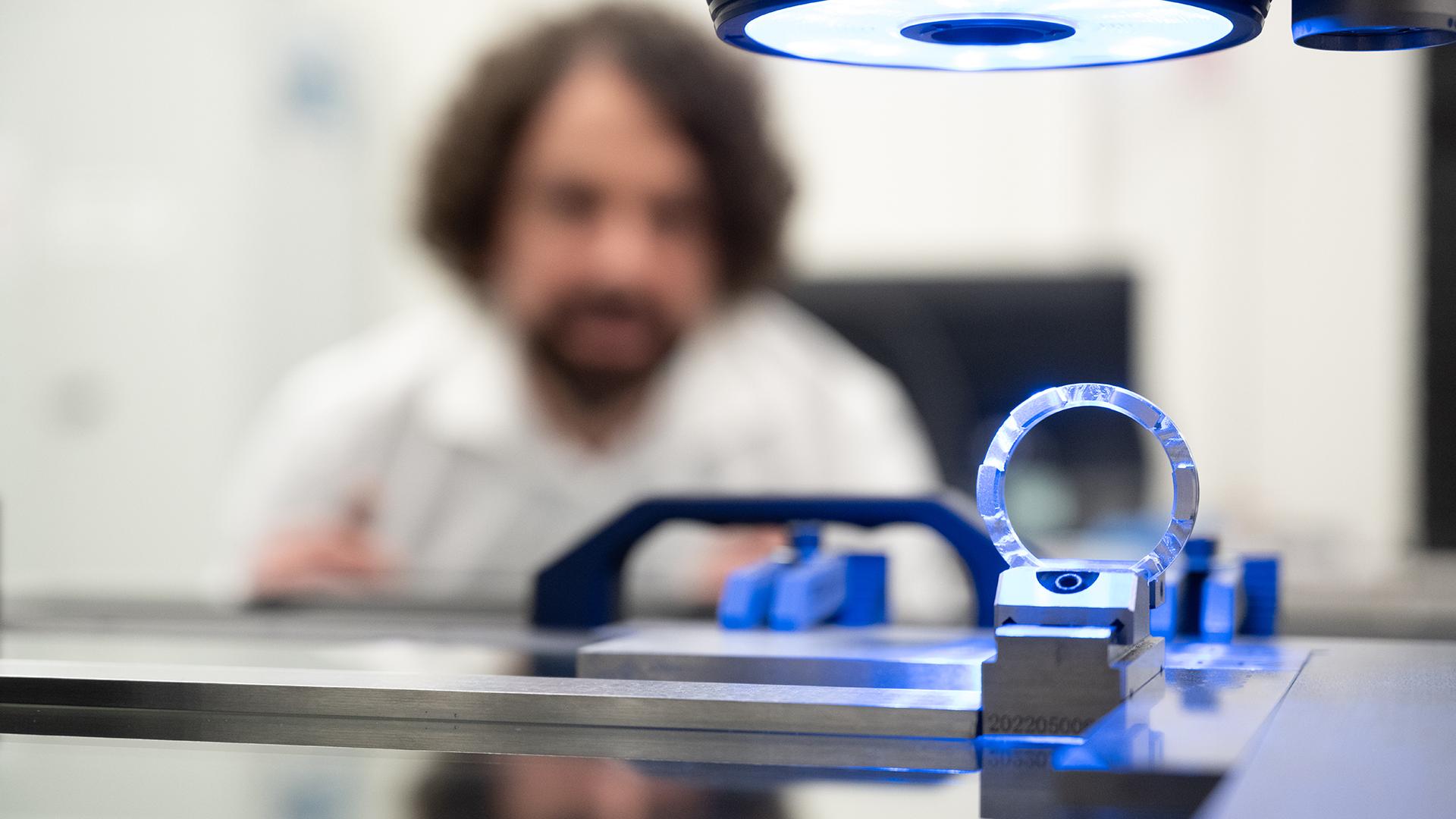 ZEISS O-INSPECT | Đai ốc tự khóa cho hệ thống truyền động của trực thăng