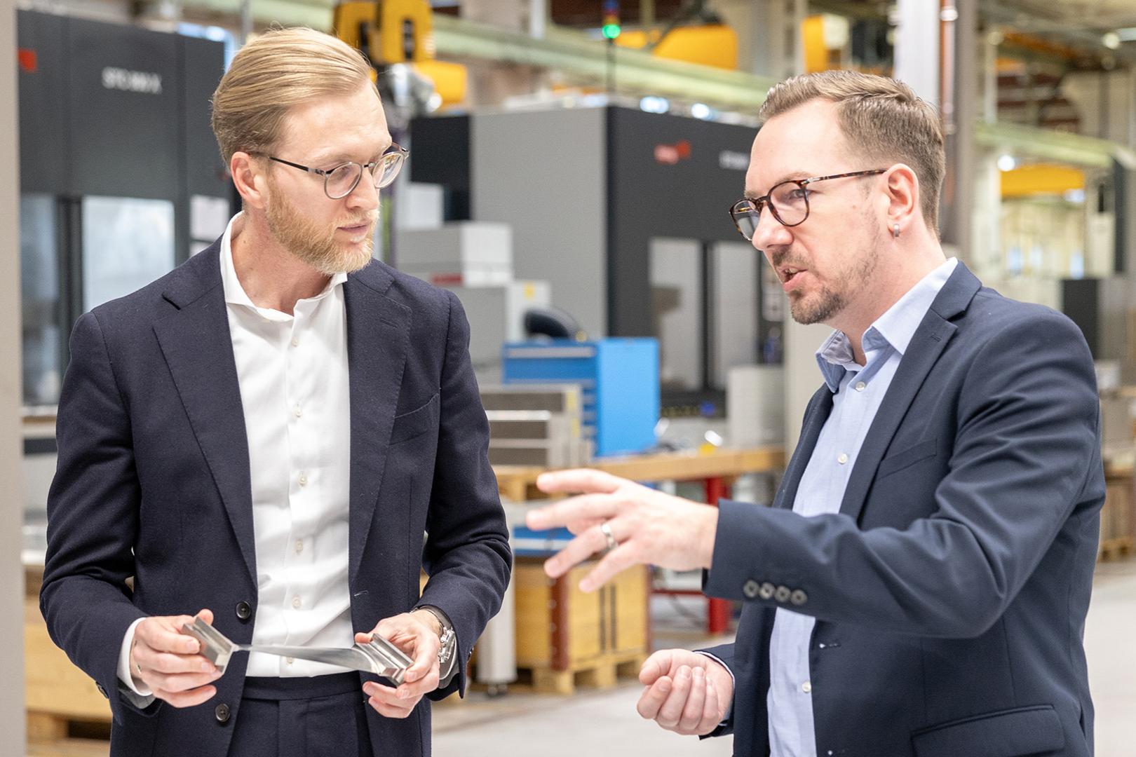 Roland Ziltener, Giám đốc Nhà máy tại Starrag AG (bên phải) và Ivan Nytsch, Trưởng phòng Hàng không Vũ trụ Phân khúc Khách hàng Toàn cầu (bên trái)