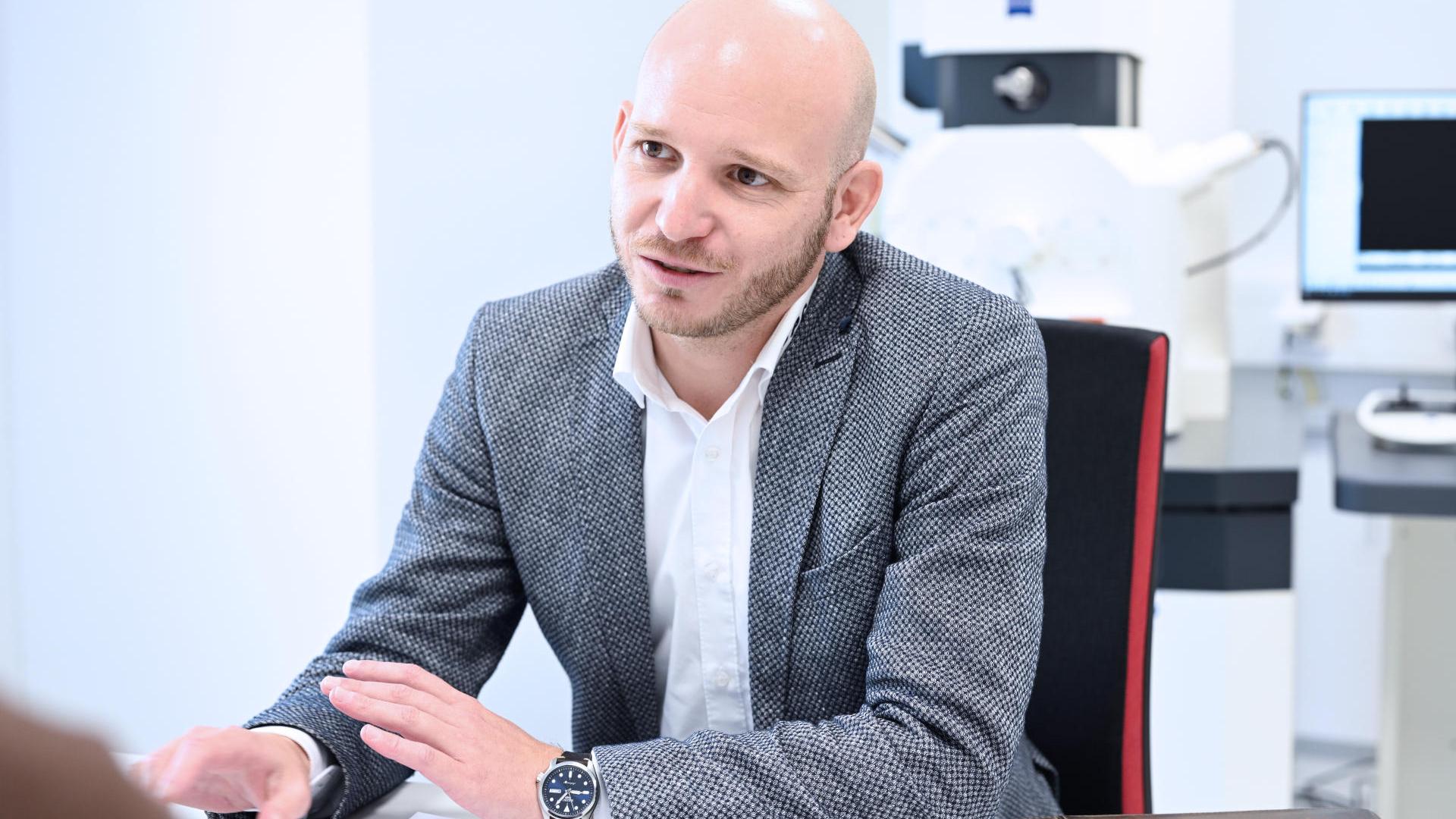 Thomas Schaupp cho biết: “(...) điều đó làm cho ZEISS trở nên độc đáo: phần cứng và phần mềm phù hợp tối ưu, điều mà bạn không tìm thấy ở bất kỳ nhà sản xuất nào khác".