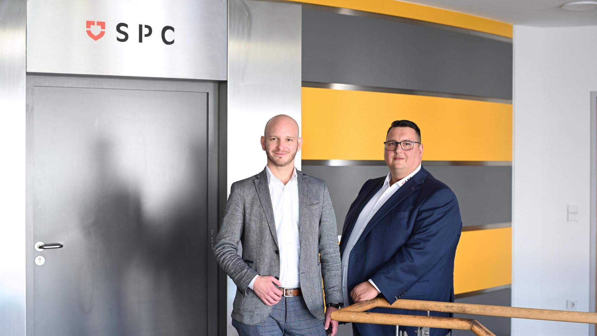 Alexander Maier, Giám đốc điều hành và Thomas Schaupp, Quản lý phòng thí nghiệm tại SPC.