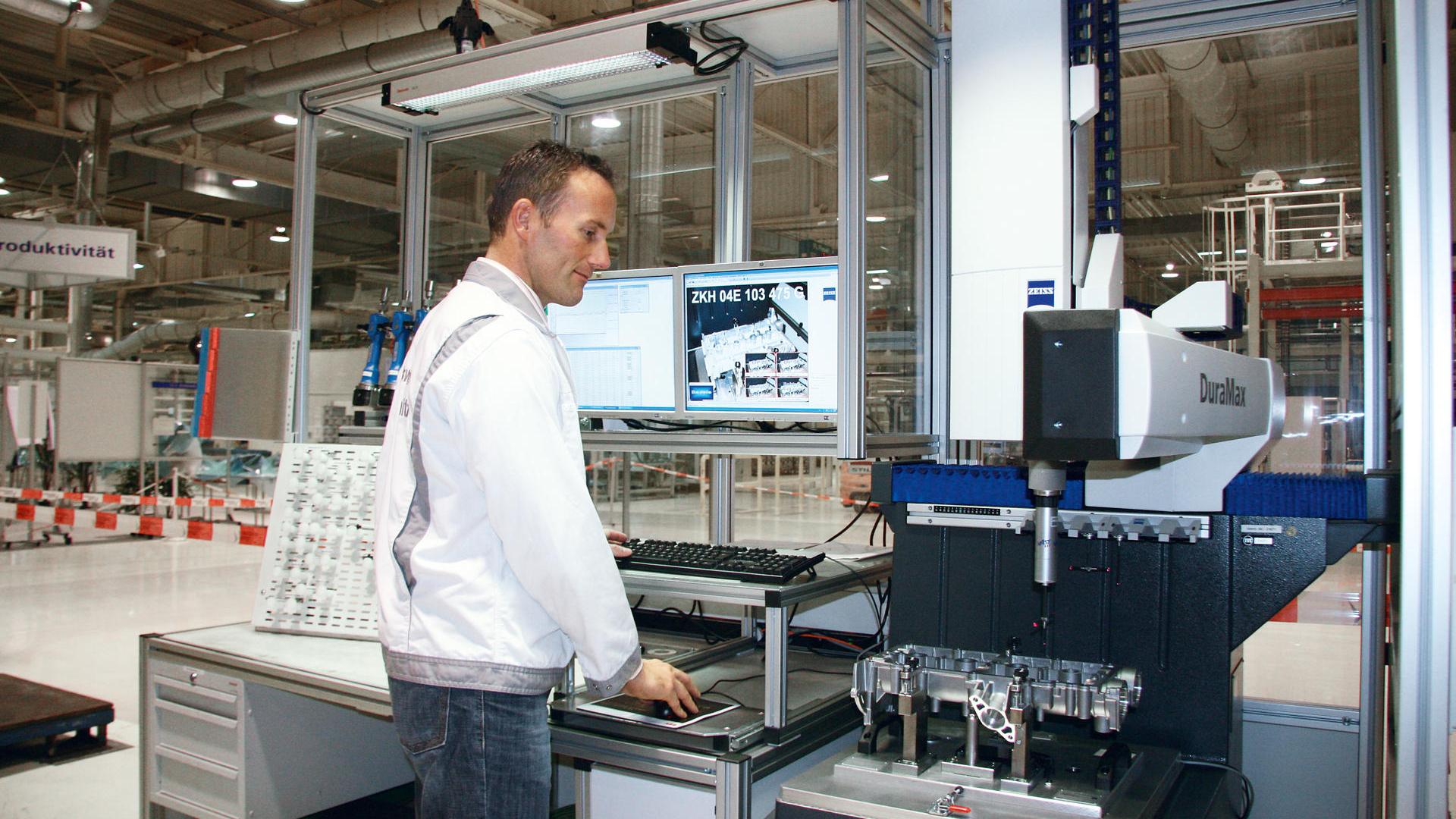 Tại nhà máy sản xuất động cơ Chemnitz của Volkswagen Sachsen GmbH, các máy đo tọa độ ZEISS DuraMax 3D có thể lập trình linh hoạt được sử dụng để đo mẫu ngẫu nhiên trên phân xưởng sản xuất