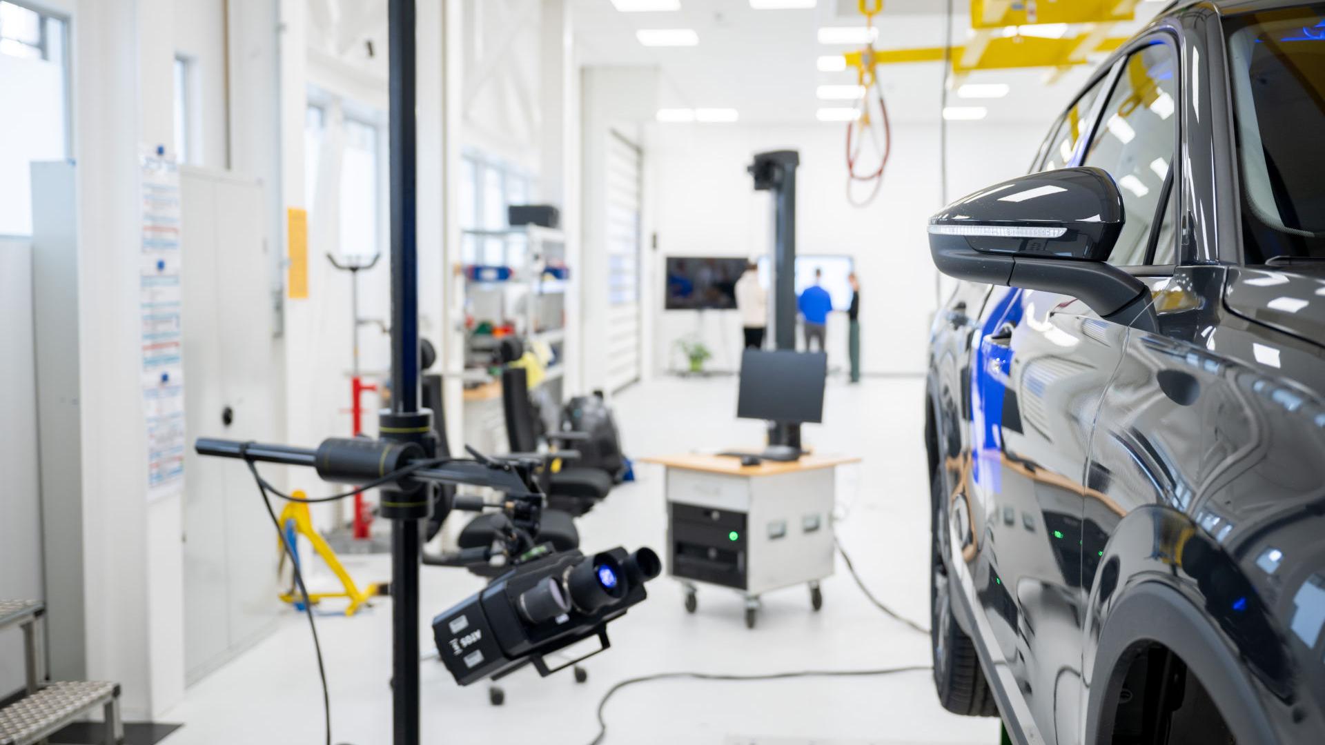 Volkswagen sử dụng một loạt các công nghệ đo lường - đây là một máy quét 3D quang học trong phòng đo.