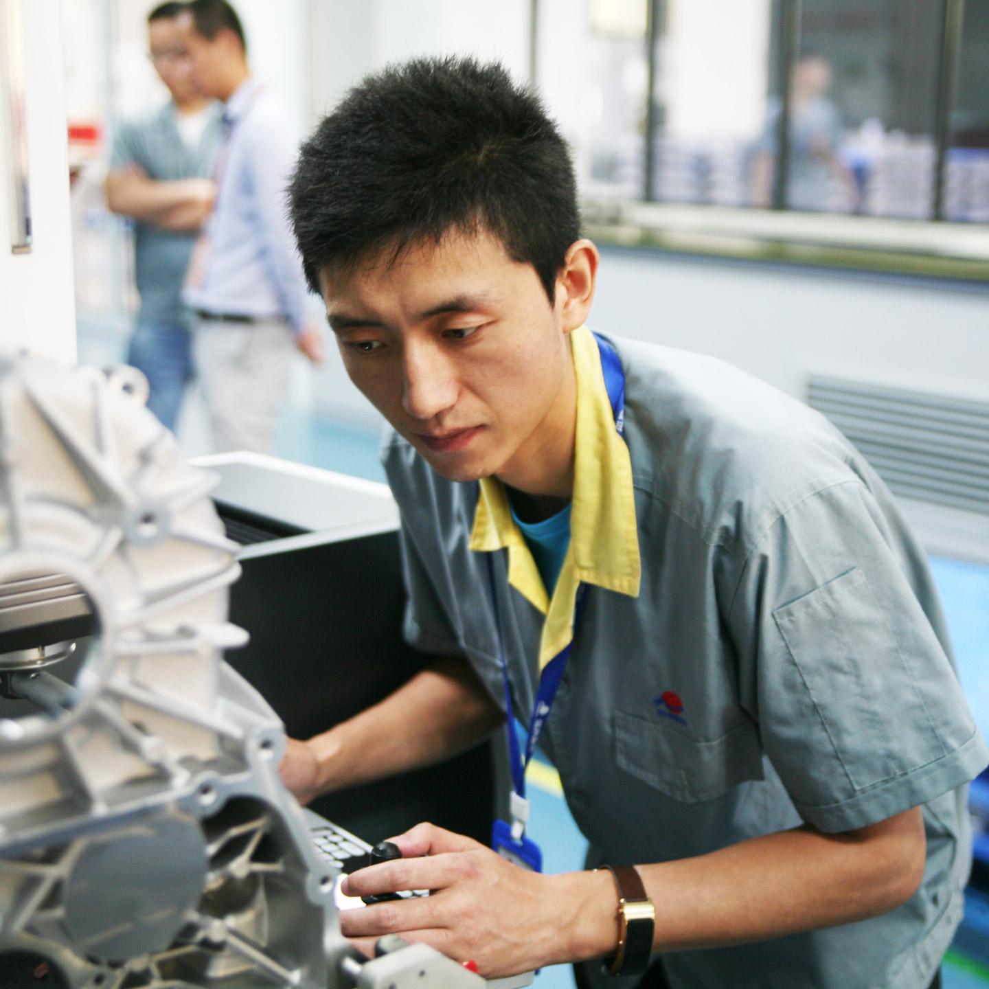 Một kỹ thuật viên đo lường tại một máy đo tại Xusheng.