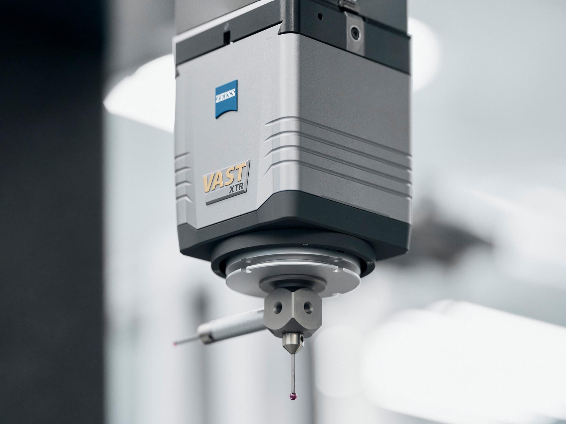 ZEISS VAST XTR gold với khớp xoay cho phép đạt được nhiều vị trí góc khác nhau.