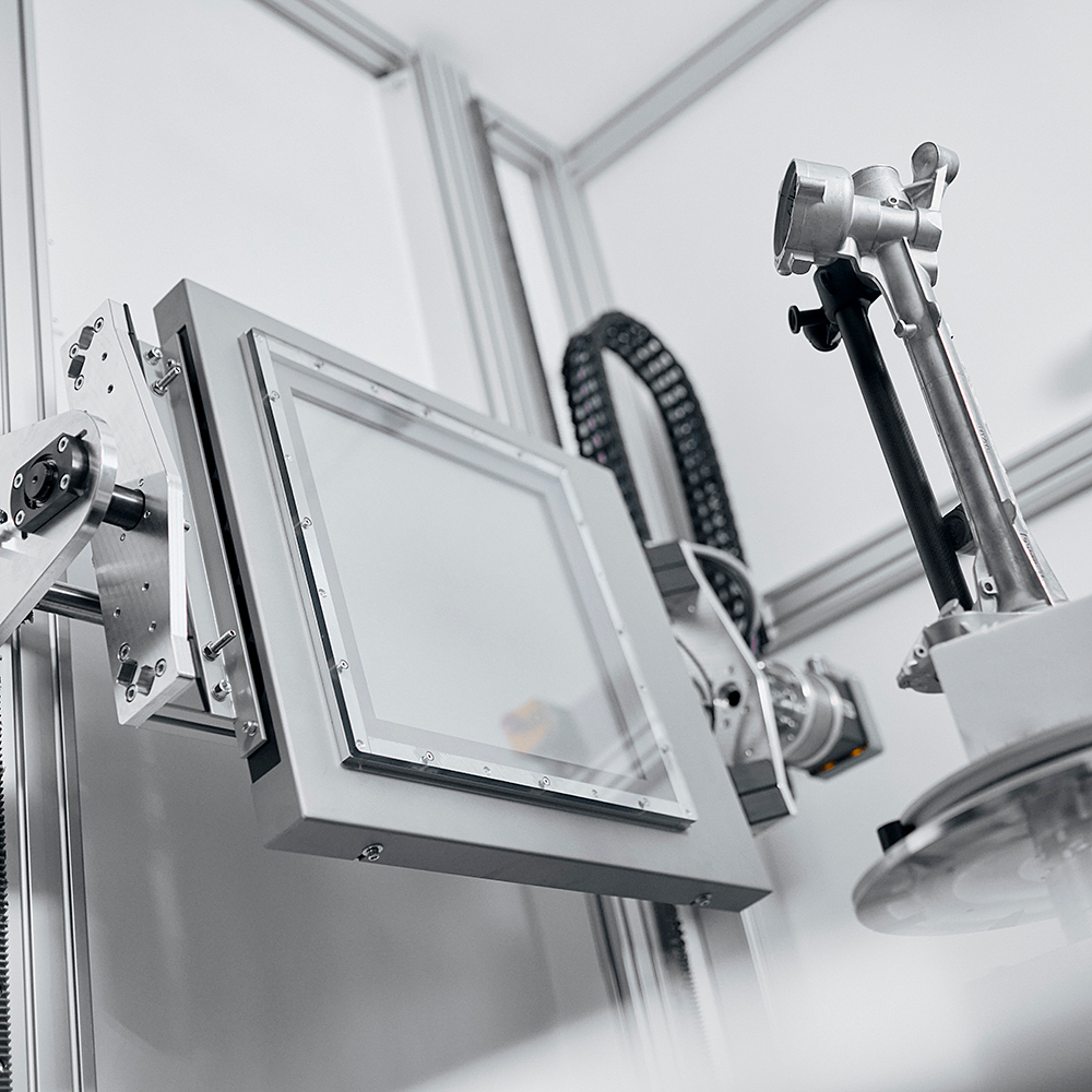 Vật đúc đặt trước đầu dò trong hệ thống X-ray 2D